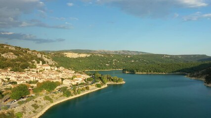 Poster - Le Lac de Sainte Croix aux abords du village médiéval de Bauduen en Europe, en France, Provence Alpes Côte d'Azur, dans le Var, en été, lors d'une journée ensoleillée.