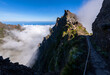 Madeira Miradouro Pedra Rija Pico do Arieiro Wanderung Portugal Aussichtspunkt Weg steil Wolken Pico Ruivo Attraktion Trekking Berge Gipfel blauer Himmel Symbol Aufstieg Insel Panorama Horizont sicher