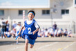 運動会で走る小学生の男の子