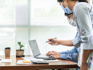 Aufkleber - Asian business woman pointing on laptop screen to share idea about new project business to partner