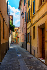 Fototapete - Narrow cozy street in Pisa, Tuscany, Italy. Architecture and landmark of Pisa. Cityscape of Pisa