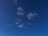Fototapeta Na sufit - Niebieskie, lekko zachmurzone niebo.