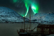 Aurora Borealis am Fjord in Norwegen