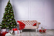 Biały pokój z choinką i dekoracjami świątecznymi