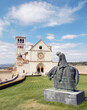 Cattedrale di San Francesco d'Assisi e statua di bronzo nel prato con cielo e nuvole