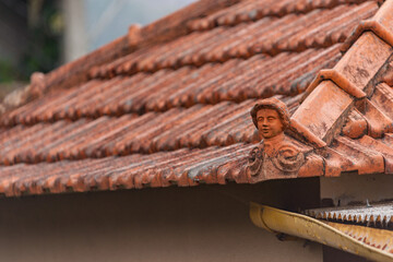  Une décoration d'angle en terre cuite sur une toiture à Madère.