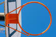 © Ricardo - aro de baloncesto desde abajo, se ve parte del tablero y el cielo azul de fondo