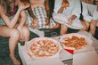 © Rawpixel.com - Friends eating pizza, hanging out at a sleepover party
