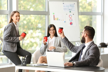 Canvas Print - Business people having coffee break in office