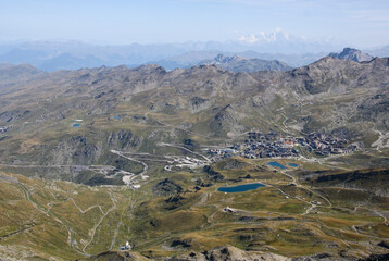 paysage du massif de la tarentaise sur les sommets autour de Val thorens dans les alpes en france en été