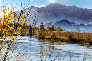 Canvas Print - An der aus dem Kochelsee abfließenden Loisach vor der Kulisse von Herzogstand und Heimgarten