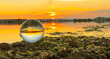 Boule de cristal avec lumière du coucher de soleil sur un étang de Camargue, France.	