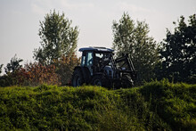 Traktor , lamborghini ,  na wzgórzu podczas prac polowych . Tractor on the hill during field work. 