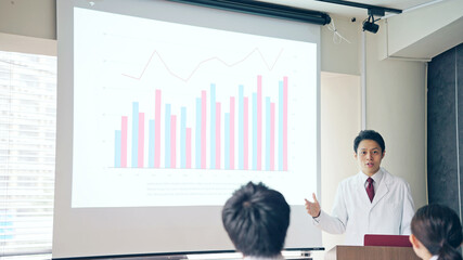 Poster - 講義する白衣の男性　学会　カンファレンス