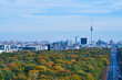 Panorama der Straße des 17. Juni, Tiergarten, Fernsehturm, Brandenburger Tor, Dom und Rathaus in Berlin