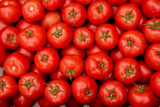 Fototapeta Fototapety do kuchni - Piękne świeże pomidory przygotowane do sprzedaży na targu / Beautiful fresh tomatoes prepared for sale at the market