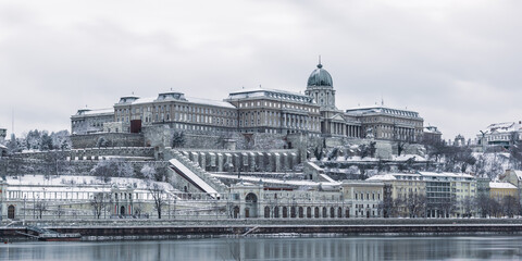 Wall Mural - the Buda castle above the Danube river in Budapest, Hungary, in winter