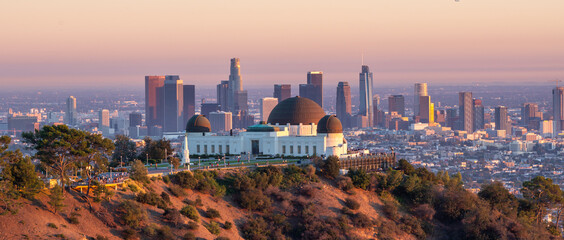 Fototapete - Griffith Observatory and Los Angeles city skyline at sunset