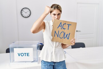 Poster - Young blonde woman at political election holding act now banner annoyed and frustrated shouting with anger, yelling crazy with anger and hand raised