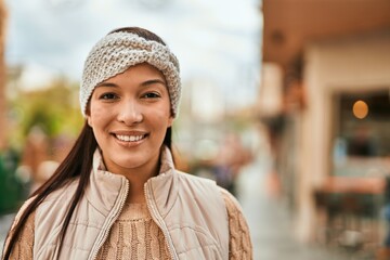 Sticker - Young latin woman smiling happy standing at the city.