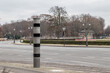 Blitzersäule in einem Kreisverkehr in Berlin
