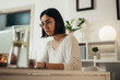 © Zamrznuti tonovi - Beautiful woman using a laptop while working from home
