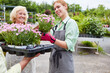 © Robert Kneschke - Gärtnerei Team und Floristin in der Ausbildung als Azubi