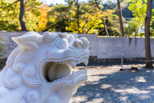 神社の門を守る狛犬の像