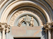 Basilica di Sant'Andrea  a Vercelli; il coronamento del portale di sinistra. Nella lunetta il cardinal Guala Bicchieri offre la chiesa a Sant'Andrea