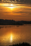 Fototapeta Krajobraz - Wschód słońca na jeziorem
