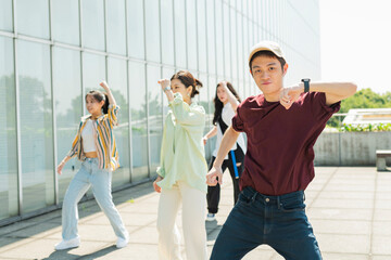 仲間とダンスをする男性