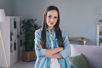 Poster - Portrait of attractive content cheerful woman specialist expert folded arms staying safe at home indoors