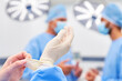 © Robert Kneschke - Chirurg mit Einmalhandschuhen vor einer Operation