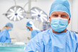 © Robert Kneschke - Oberarzt oder Chefarzt der Chirurgie mit Mundschutz