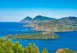 Blick vom Belvedere Capo Grillo auf Vulcano mit Vulcanello und den Inseln Lipari mit den Felsspitzen Faraglioni und Pietra Lunga sowie Salina in Sizilien in Italien