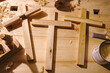Drewniane dębowe  krzyże samodzielnej własnej produkcji na różnych etapach ich tworzenia.