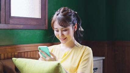 Poster - 部屋でスマホを見る女性　スローモーション