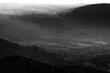 zalewające chmury z mgłami ze wzgórza na rudawach janowickich 