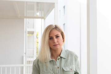 Wall Mural - Schöne Blonde Frau in weißen Pullover Zuhause