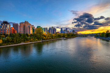 Fototapete - Sunset above city skyline of Calgary with Bow River, Canada