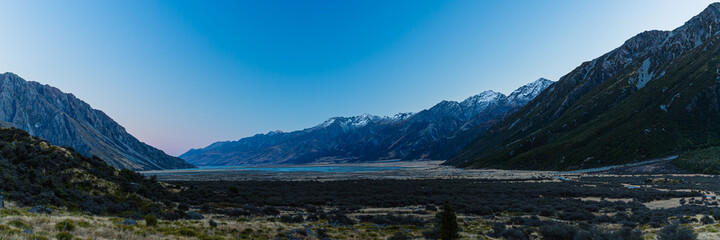  ニュージーランド　アオラキ/マウント・クック国立公園内にあるタスマン氷河湖のビューポイントから見える南アルプス山脈に囲まれたプカキ湖とマッケンジー盆地