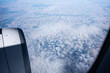 Landschaft mit Wolken aus einem Flugzeug-Fenster beobachtet