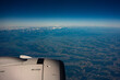 Landschaft mit schneebedeckten Bergen aus einem Flugzeug-Fenster beobachtet