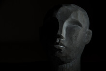 Portret Kamiennej Głowy Na Czarnym Tle, Twarz Częściowo Oświetlona