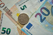 10 koron norweskich na tle banknotów euro
