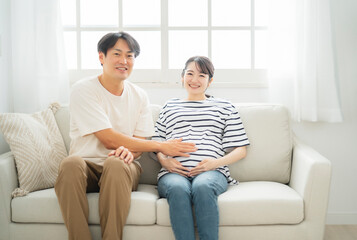 Sticker - 妊婦のお腹を触る男性（カップル・夫婦）
