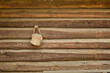 Wiaderko wiszące na ścianie starego drewnianego budynku