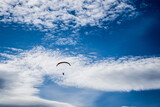 Paralotnia na niebieskim niebie - Paraglider in the blue sky