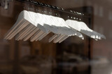 Fototapeta  - puste białe drewniane wieszaki witryna okno sklep