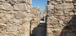 La célèbre citadelle de la ville d'Amman, en Jordanie, tas de ruines dans une zone desertique, longer un mur partielle ou marcher entre les ruines, dans un labyrinthe, ombre et soleil